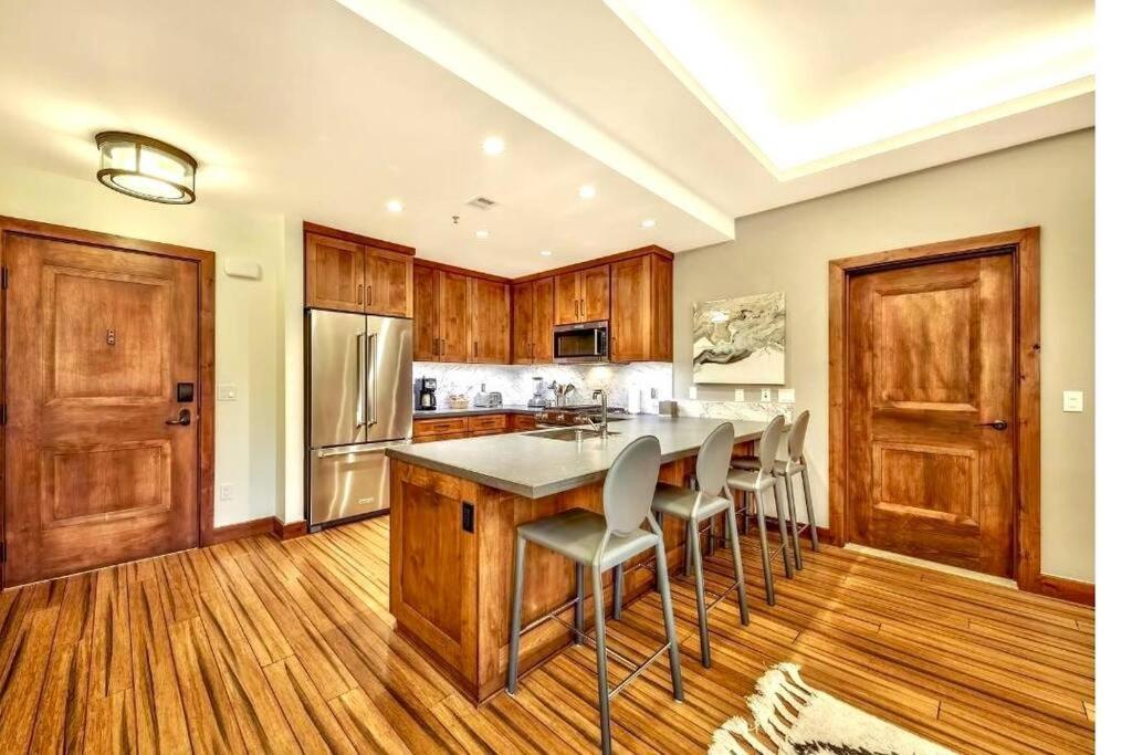 In/out - Zalanta - Great Location- 2 Hot Tubs - Heated Pool * South Lake Tahoe