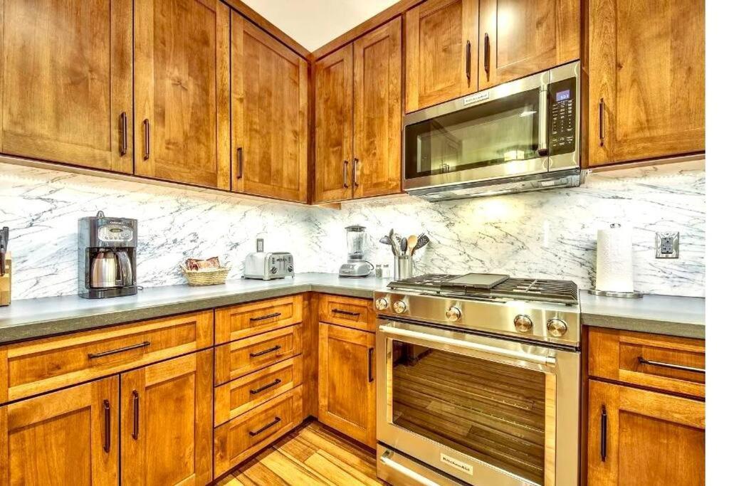 In/out - Zalanta - Great Location- 2 Hot Tubs - Heated Pool *