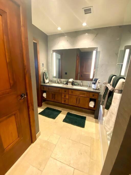 In/out - Zalanta - Great Location- 2 Hot Tubs - Heated Pool * South Lake Tahoe