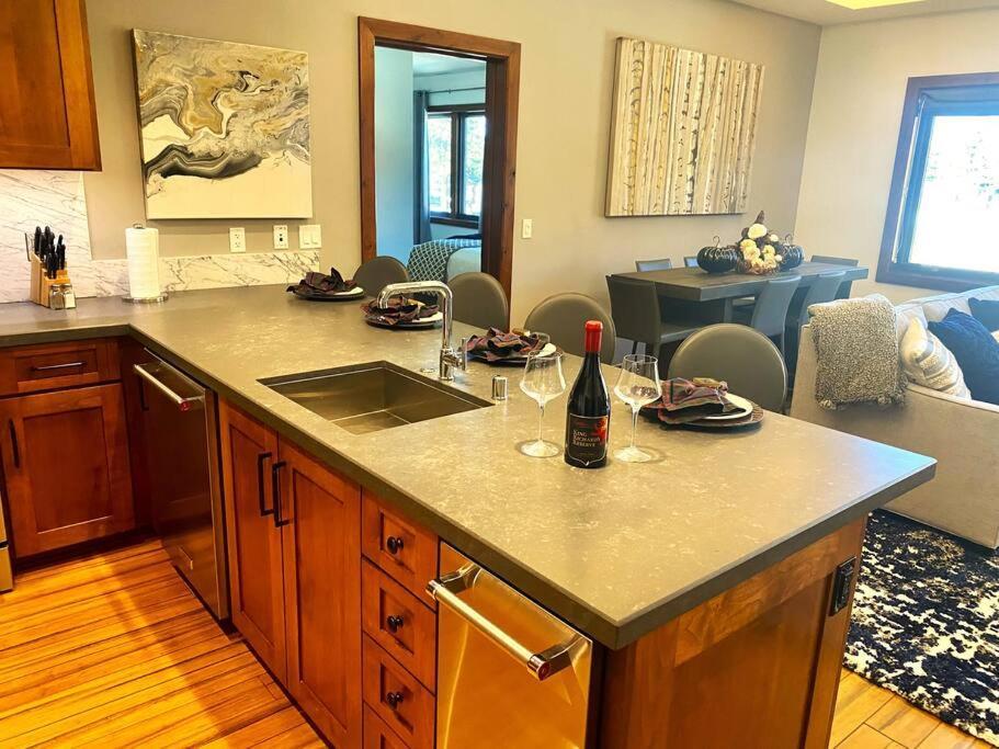 In/out - Zalanta - Great Location- 2 Hot Tubs - Heated Pool South Lake Tahoe